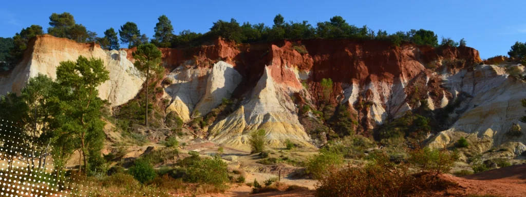 Les falaises du Colorado sont d'anciens front de taille des carrières d'ocre
